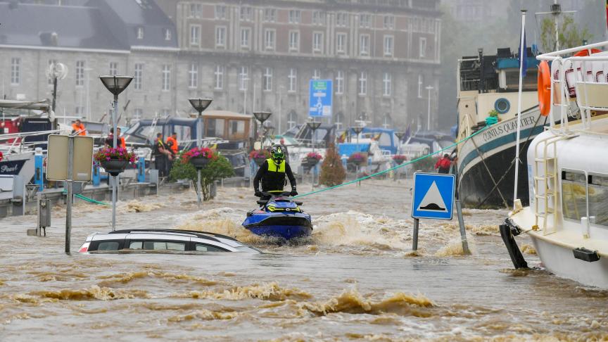 C’est le genre d’image qu’on ne pensait pas voir un jour. À Liège, une voiture est engloutie par les eaux débordantes de la Meuse, tandis qu’un Jet-Ski virevolte sur les quais inondés.