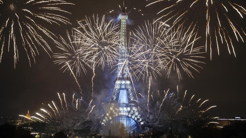 Des feux d’artifice illuminent la Tour Eiffel à Paris lors des célébrations du 14 juillet.