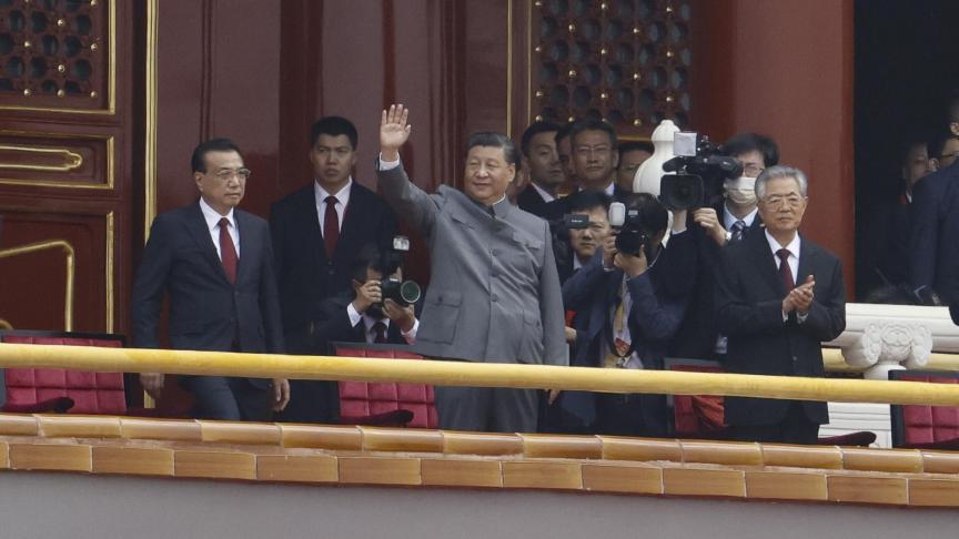 Xi Jinping salue la foule lors des célébrations du centième anniversaire du Parti communiste, sur la place Tiananmen, le 1er juillet dernier: «Un discours très agressif avec un ton très nationaliste», décode Wu Qiang.