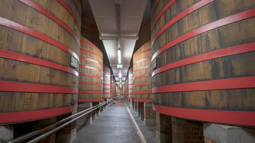 La bière mûrit dans d’énormes tonneaux de chêne, des foudres. La brasserie Rodenbach à Roulers en possède 294, dont le plus ancien a 150 ans ! Deux tonneliers veillent sur ce trésor.