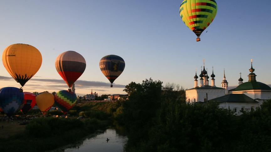 Des montgolfières prennent leur envol lors du festival de montgolfières de Suzdal en Russie.