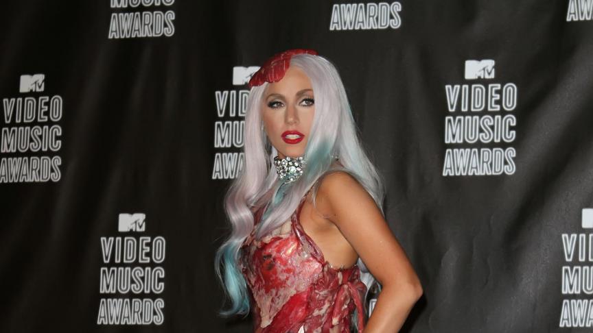 Avec sa robe en steak saignant, Lady Gaga fit couler beaucoup d’encre...