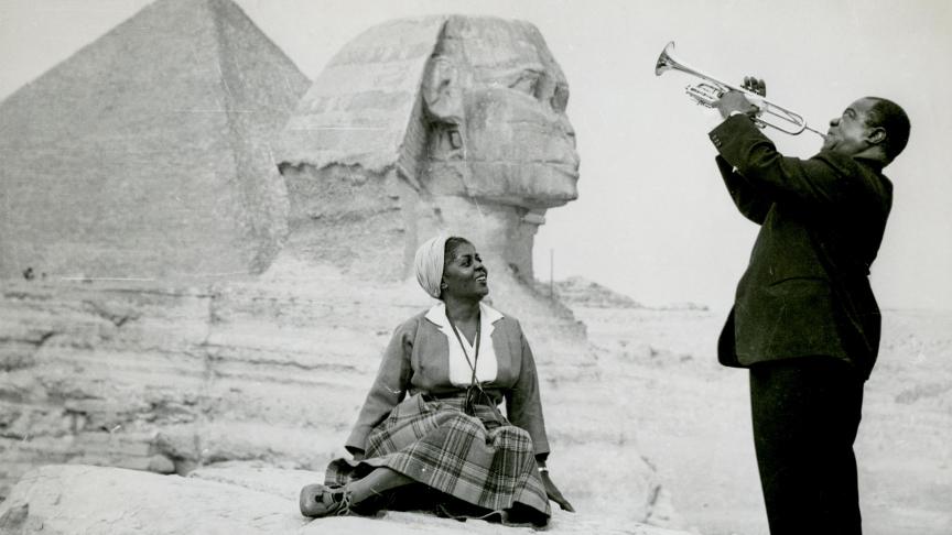 Louis Armstrong joue un solo de trompette pour sa femme, le Sphinx et l’Histoire.