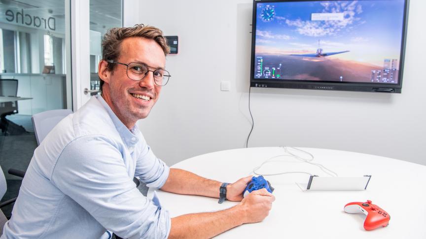 Reginald van Dievoet est pilote professionnel depuis dix ans et vole chez Air France. Pour la sortie de Microsoft Flight Simulator sur Xbox, il s’est prêté au jeu.