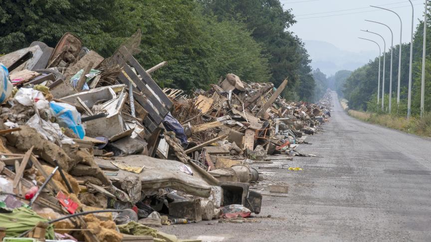 Voici l’une des images qui resteront dans les mémoires après cette catastrophe de l’été 2021. Huit kilomètres de déchets ont été stockés sur l’autoroute A601 désaffectée, tout près de Liège.