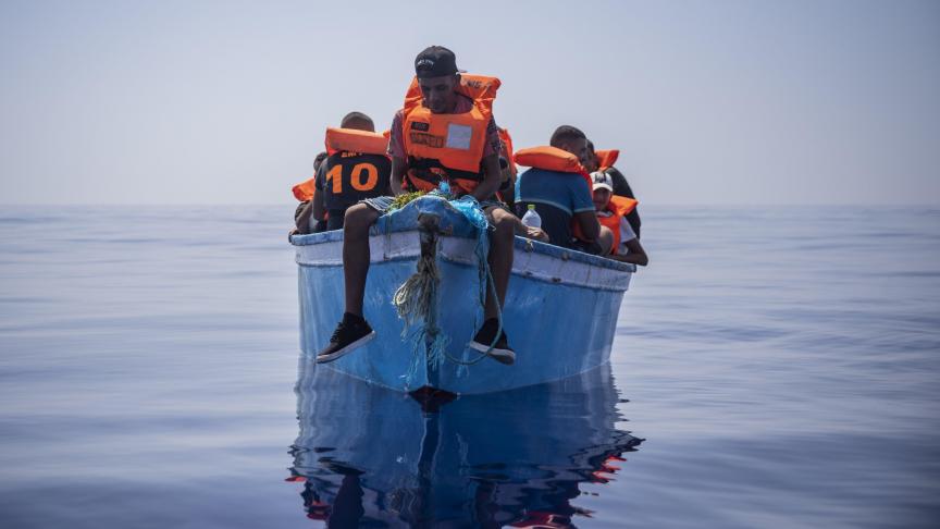 Des migrants à bord d’un bateau de fortune attendent les secours de l’ONG espagnole Open Arms.