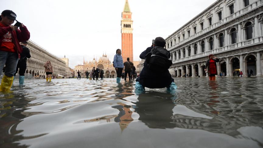 La cité des Doges est inondée périodiquement, les touristes ont les pieds dans l’eau...