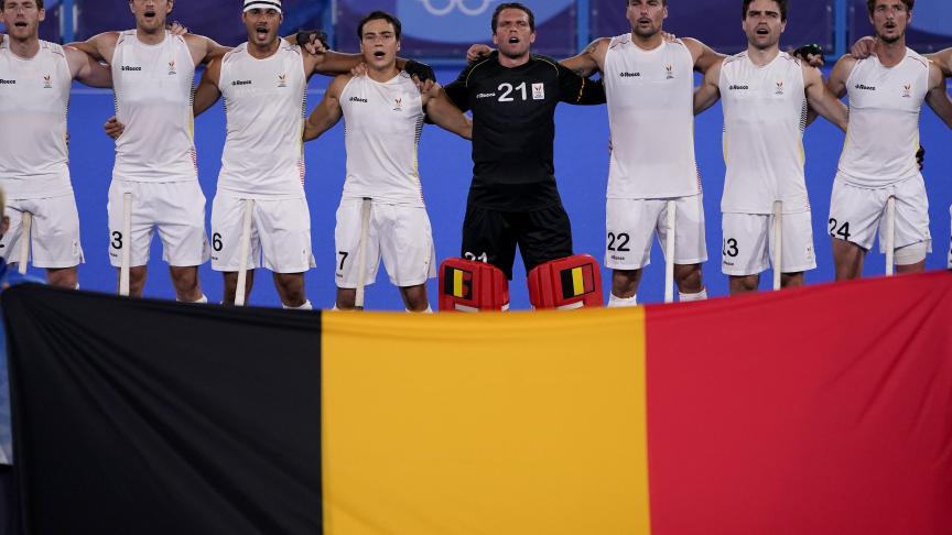 Les joueurs belges de hockey sur gazon chantent leur hymne national avant de jouer contre l’Australie et de remporter la médaille d’or aux Jeux olympiques.