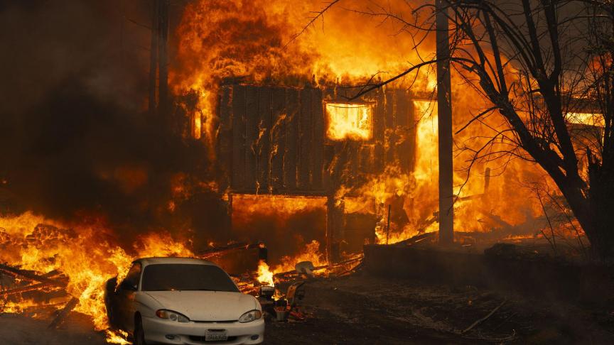 Une maison brûle sur la route 89 au sud de Greenville, en Californie, près de Forgay Road à cause de l’incendie Dixie.