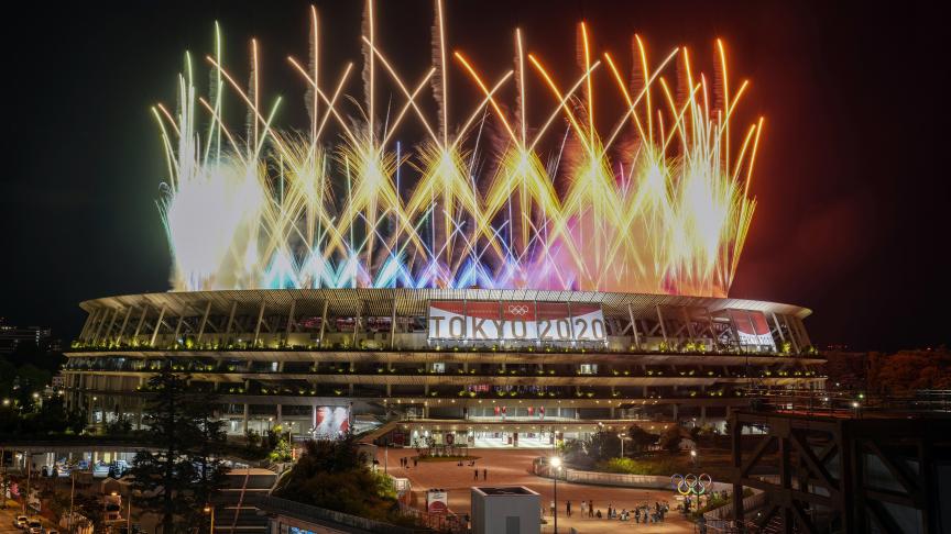 Des feux d’artifice illuminent le Stade National lors de la cérémonie de clôture des Jeux Olympiques de Tokyo.