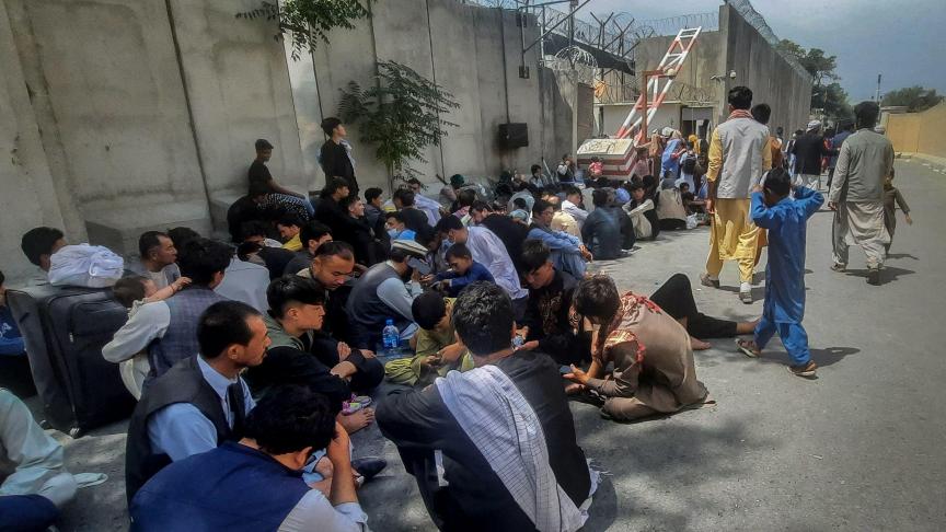 Des civils afghans devant le bâtiment de l’ambassade de France, mardi à Kaboul:l’attente, dans l’espoir de pouvoir quitter le pays.