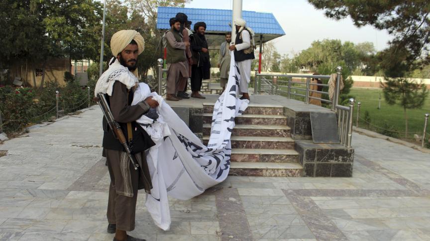 Les talibans accrochent des drapeaux dans les villes qu’ils reprennent, ici dans la province de Ghazni.