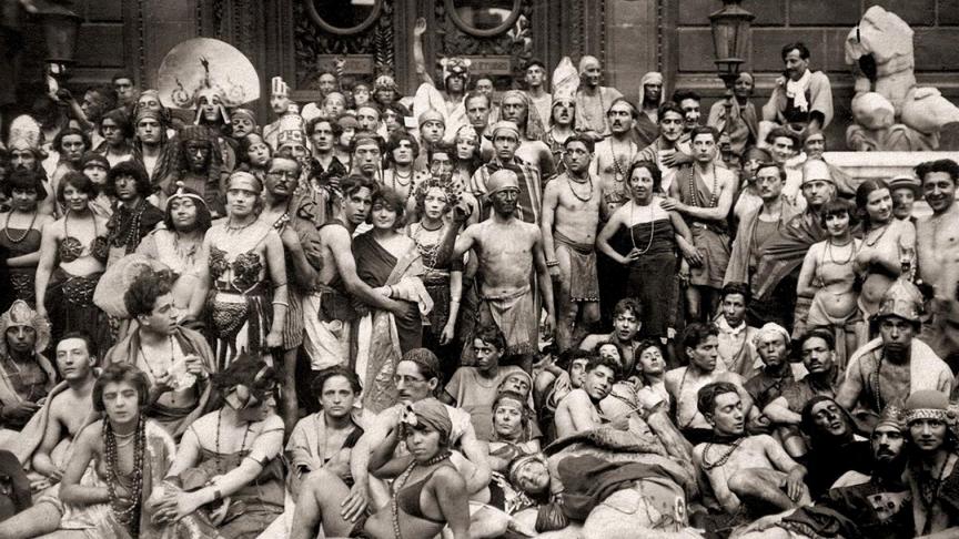 Le bal des Quat'z'Arts de 1926 avait pour thème la Fête du Soleil chez les Incas.