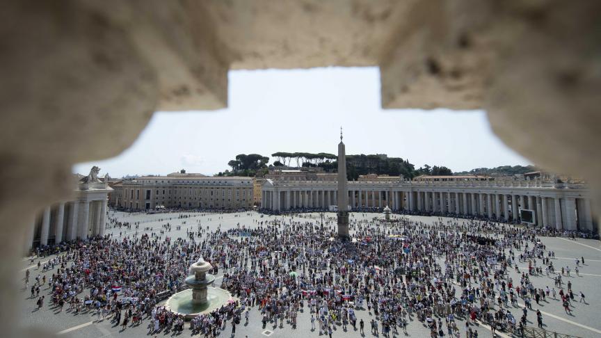 Des pèlerins se rassemblent sur la place Saint-Pierre pour écouter le pape François.