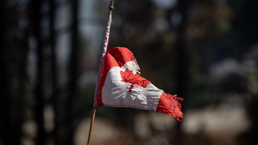 Après les incendies qui ont frappé le Canada, un drapeau tient encore debout.