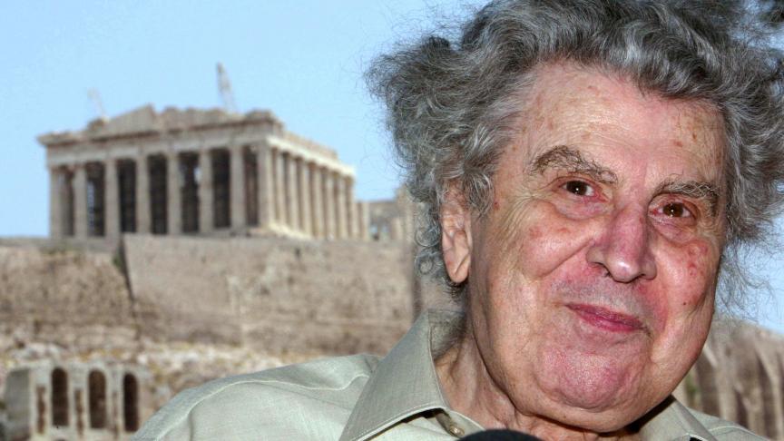 Le compositeur grec Mikis Theodorakis devant l’Acropole à Athènes en 2004.