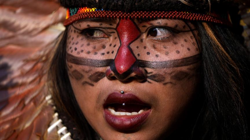 Une autochtone participe à une marche des femmes pour protester contre les politiques du président brésilien Jair Bolsonaro.
