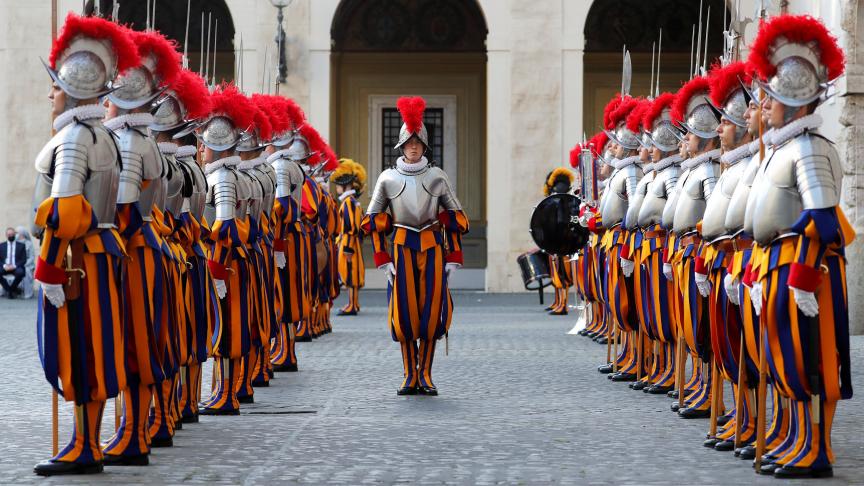 Il y aura peut-être bientôt des femmes dans la Garde suisse du pape François.