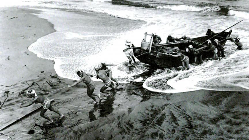 Des Ama remontant une barque, aux alentours de 1950, par Yoshiyuki Iwase.