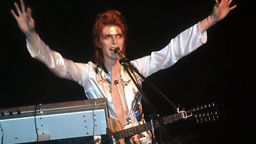 David Bowie et son personnage fictif « Ziggy Stardust », icône du genre.