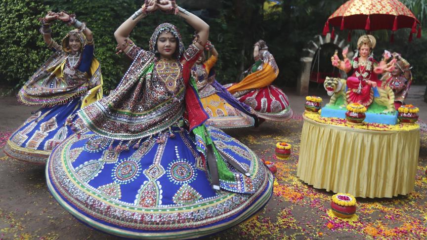 Des femmes en habits traditionnels pratiquent le Garba dans l’état de Gujarat, pour le festival hindou de Navratri.