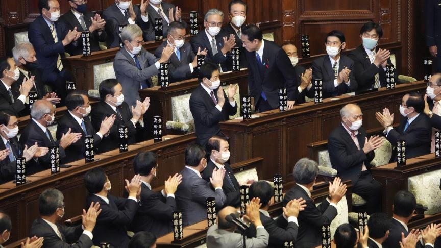 Au Japon, le Parlement applaudit l’élection du nouveau Premier ministre, Fumio Kishida.