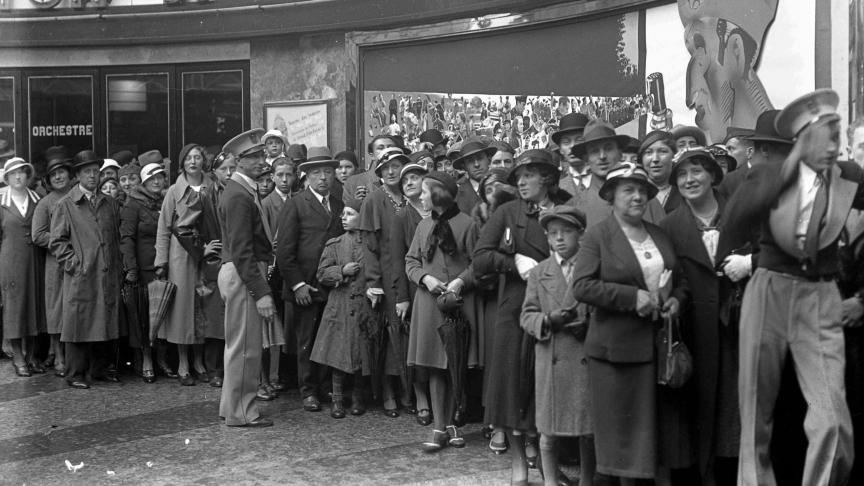 On fait la queue devant l’entrée du Métropole pour voir «La Margoton du bataillon», comédie de Jacques Darmont sortie en 1933.
