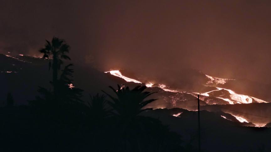 L’éruption du volcan de La Palma continue et ne semble pas montrer de signes de retour au calme, un mois après le début des coulées de lave.