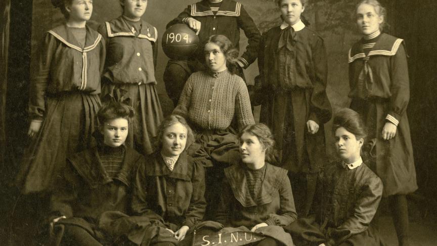 Équipe de basket-ball féminine de l'Université du sud de l’Indiana, 1904.
