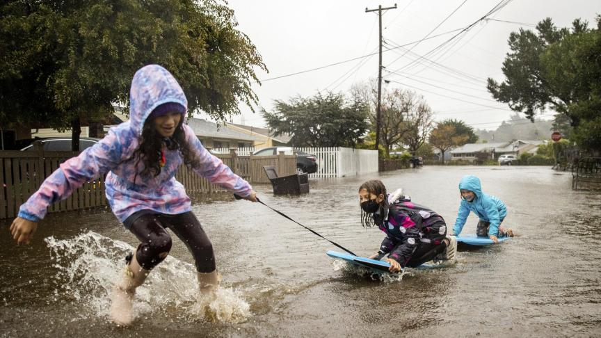 Des enfants jouent dans les eaux de crue en Californie.