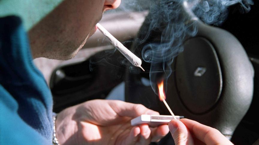 L’usage du cannabis s’est répandu chez les jeunes en particulier. La police utilise désormais de petits testeurs salivaires rapides. Attention !, les amendes sont à l’image des risques : élevées.