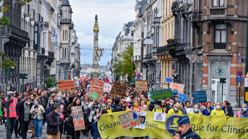 500 personnes se sont rassemblées à Bruxelles lors d’une marche pour le climat à l’occasion de l’ouverture de la COP26.