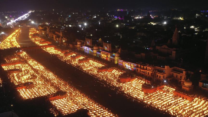 Les gens allument des lampes sur les rives de la rivière Saryu à Ayodhya, en Inde, lors du festival des lumières.