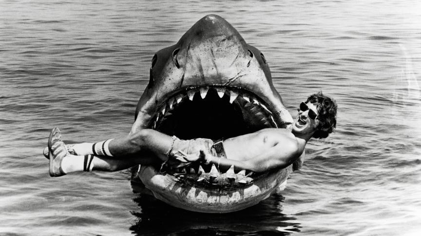 Steven Spielberg s’amuse entre les dents d’un de ses trois (faux) requins...