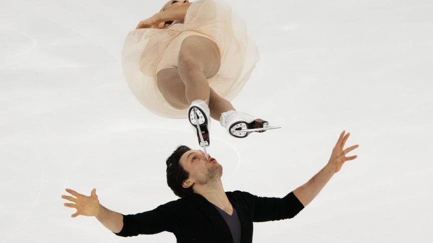 Les Canadiens Kirsten Moore et Michael Marinaro présentent leur prestation pour le grand Prix de patinage artistique.