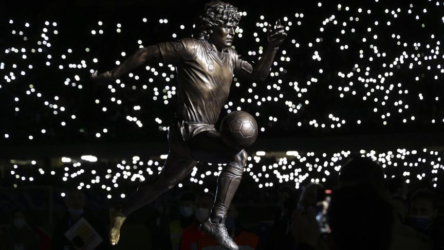 Une nouvelle statue de Diego Maradona a été dévoilée au stade de Naples, en Italie.