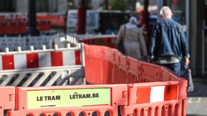 Le tram liégeois est toujours dans les limbes et même si l’on sent un frémissement immobilier aux abords de son futur parcours, les bénéficiaires d’allocations majorées sont toujours plus nombreux. © Belga.