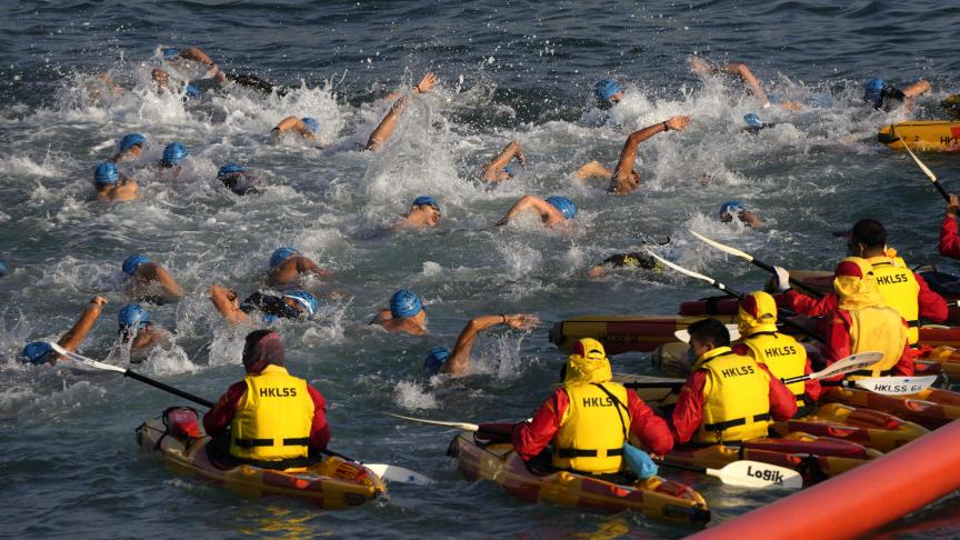 Des centaines de nageurs participent à la course dans la baie Victoria à Hong Kong.