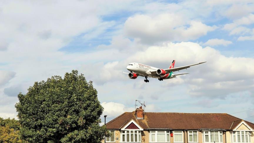 Un avion de la compagnie Kenya Airways entame sa descente sur l’aéroport londonien de Heathrow.