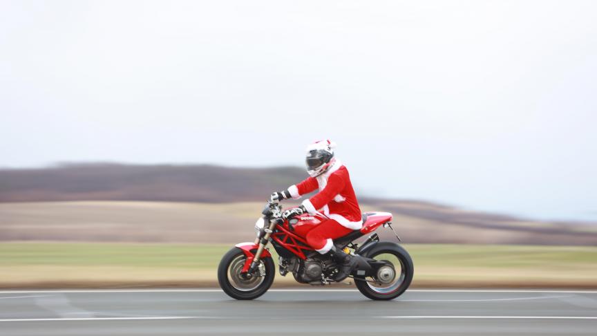Un motard se promène à Wernigerode (Allemagne) en costume de Père Noël.