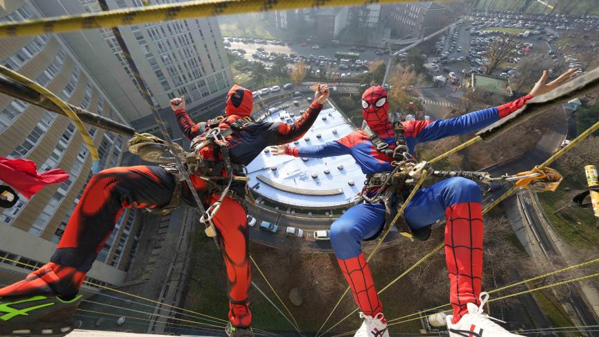 Des acrobates habillés en super-héros descendent du toit pour faire une surprise aux enfants de l’hôpital San Paolo de Milan.