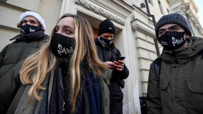 Plusieurs dizaines de partisans de Memorial, arborant des masques avec le logo de l’organisation, s’étaient rassemblés devant la Cour mardi matin, bravant l’interdiction de manifester.