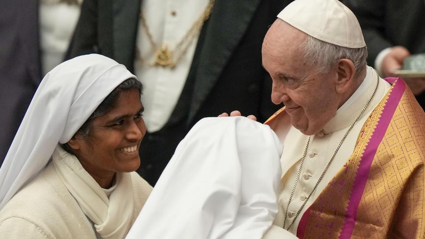 Le pape François parle avec deux soeurs lors de la semaine des fêtes de Noël.