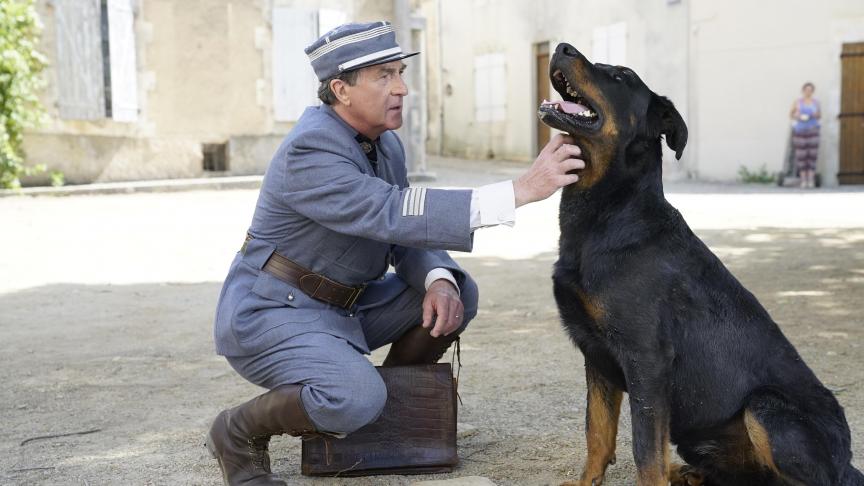 L’officier Lantier (François Cluzet) enquête sur un héros de guerre et son chien.