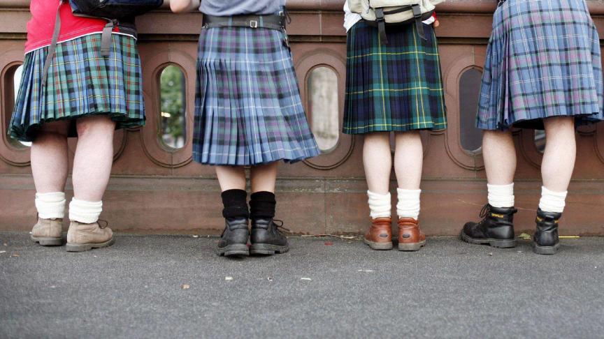Traditionnellement, le kilt est un habit porté par les hommes des Highlands, en Écosse.