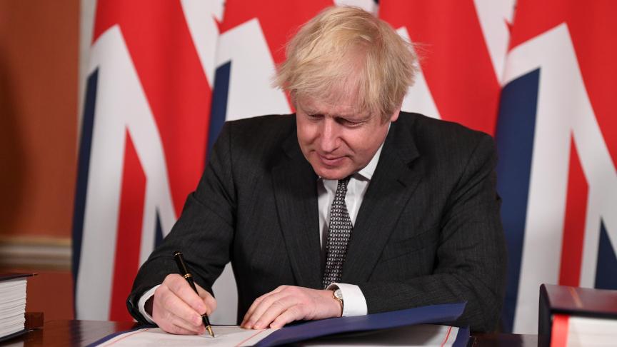30 décembre 2020: Boris Johnson signe officiellement l’accord sur le Brexit, au 10 Downing Street, à Londres.