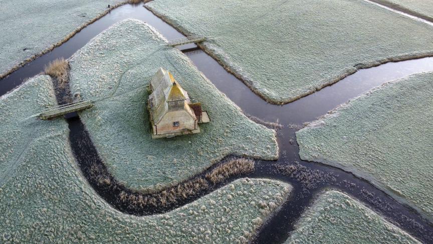 En Angleterre, l’église de Saint Thomas Becket est prise sous le givre du matin.