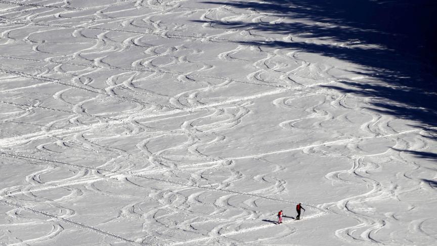 Les skieurs laissent leurs traces sur les pistes de ski en Autriche.