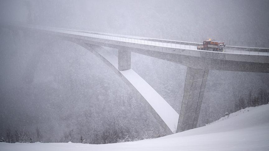 En Suisse, un camion passe pour déblayer la neige sur le pont de la Tamina.
