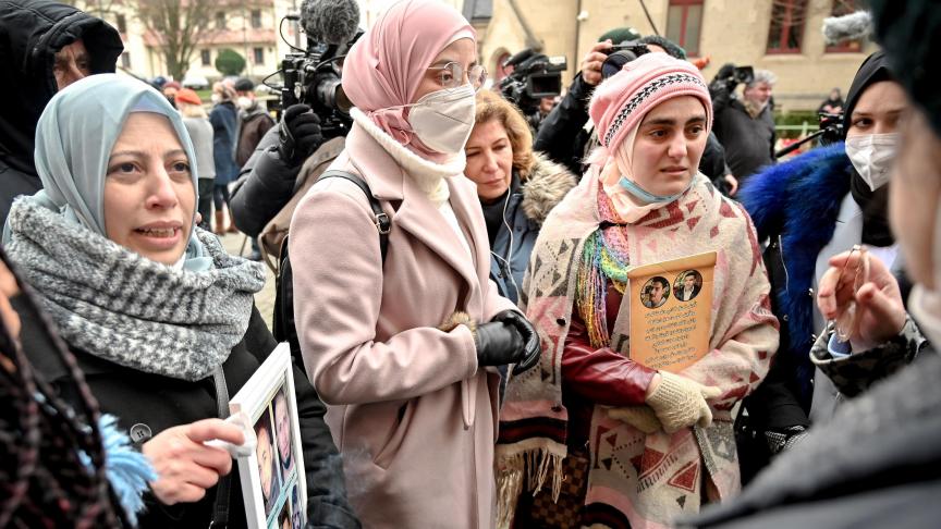 Des femmes, brandissant souvent des photos de proches disparus en Syrie, se sont rassemblées devant le tribunal dans l’attente du verdict.